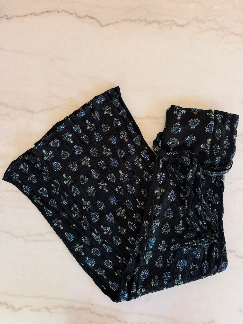 Women’s Black Floral Wide-Leg Pants - Picture 4 of 4